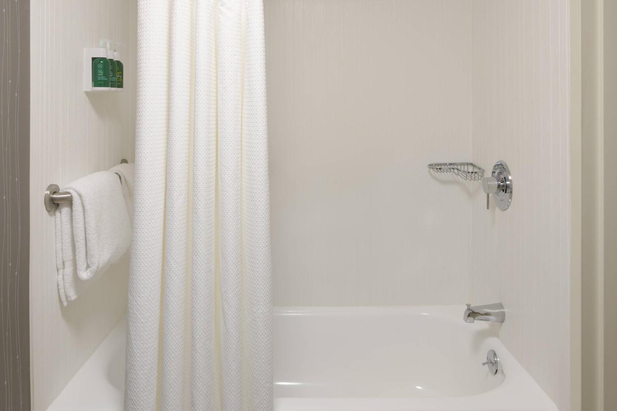 Courtyard By Marriott Lynchburg Hotel Екстериор снимка